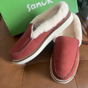 Sanuk Womens Cozy Vibe Slip-On Loafers with Soft Cream Trim